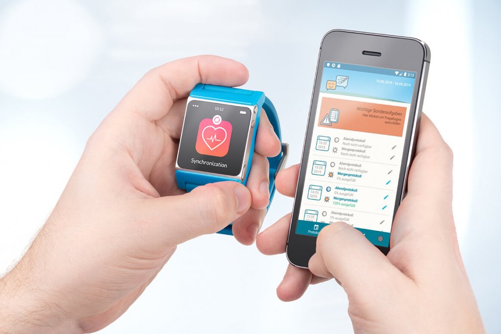 Digitale-Versorgung-Gesetz, Person hält Smartwatch neben Handy mit der dazugehörigen Gesundheitsanwendung
