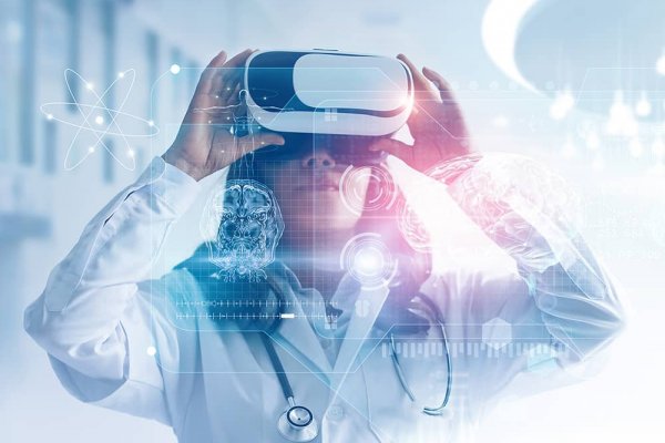 Extended Reality in Health und Life Science, Ärztin mit VR Brille