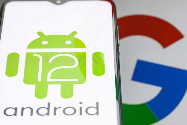 Handy mit Logo von Android 12
