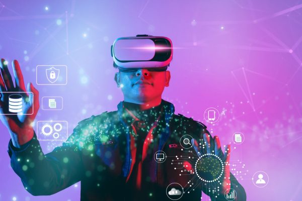 Ein Mann erfährt die Virtuelle Realität mit einer VR-Brille