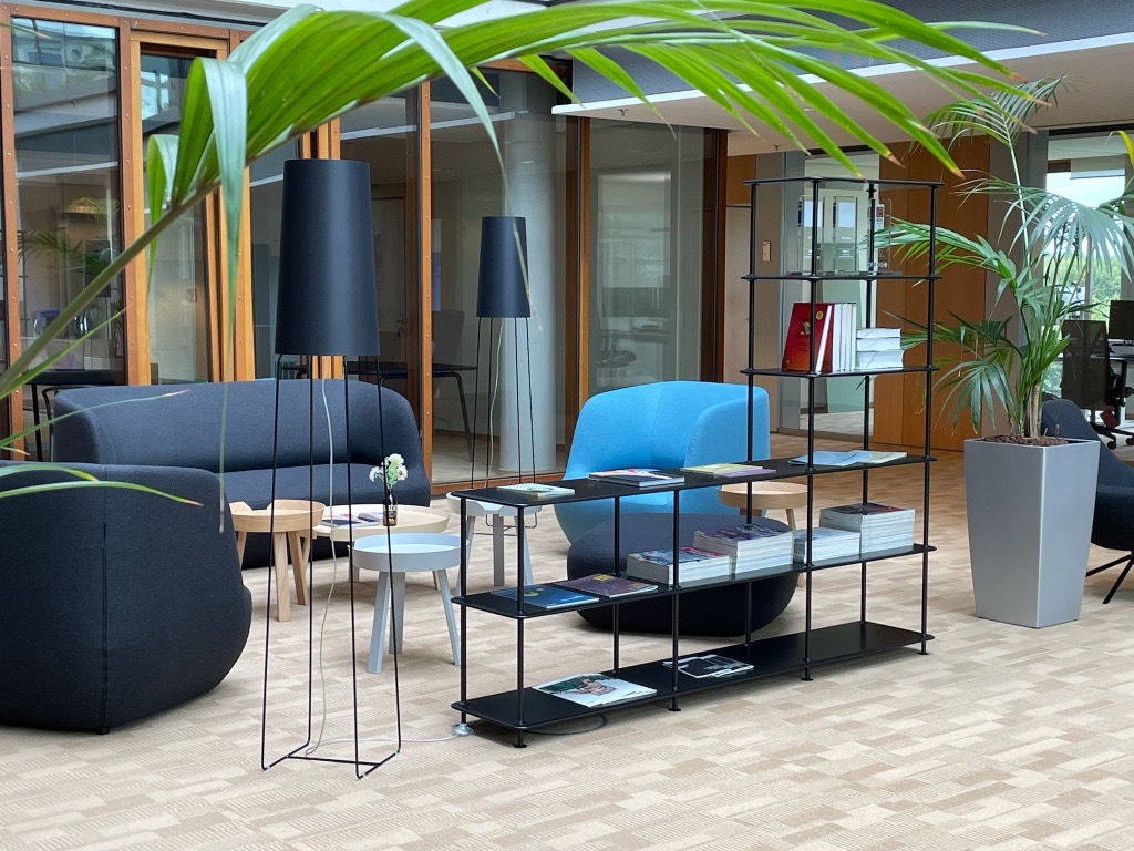 App Entwicklung Hannover | Ansicht des Loungebereichs mit Sofa und Sesseln