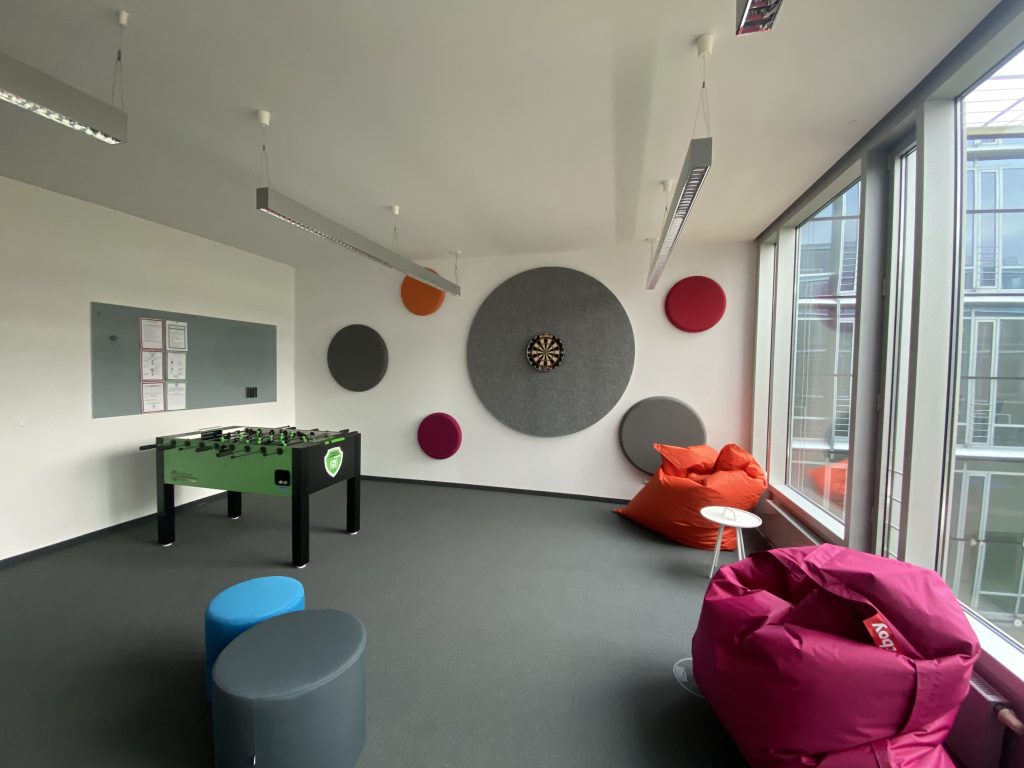 App Entwicklung Bonn | Der gaming room des Büros mit einer Dartscheibe und einem Kickertisch