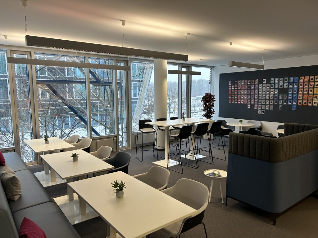 App Entwicklung Bonn | Der Loungebereich des Büros mit Tischen und Stühlen